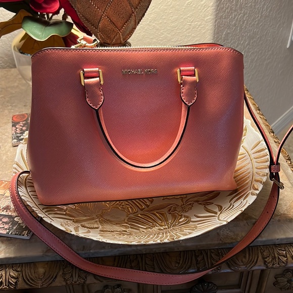 Pink medium leather Michael lots bag. Like new. Used 2 times. - Picture 1 of 4